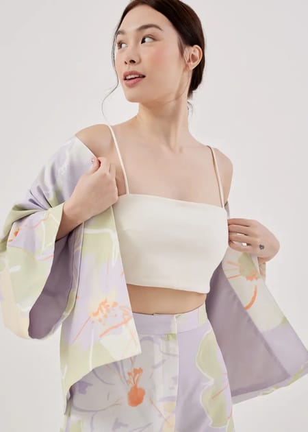 https://a.storyblok.com/f/126880/960x1344/82b709d48b/dericia-kimono-in-buds-of-joy.webp